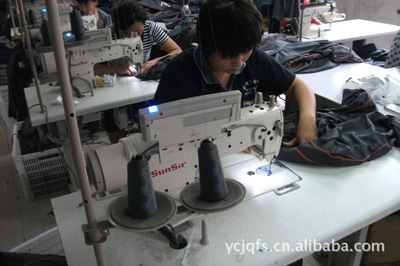 鄆城金秋服飾 全國服飾加工專家，專業(yè)定制工作服與校服